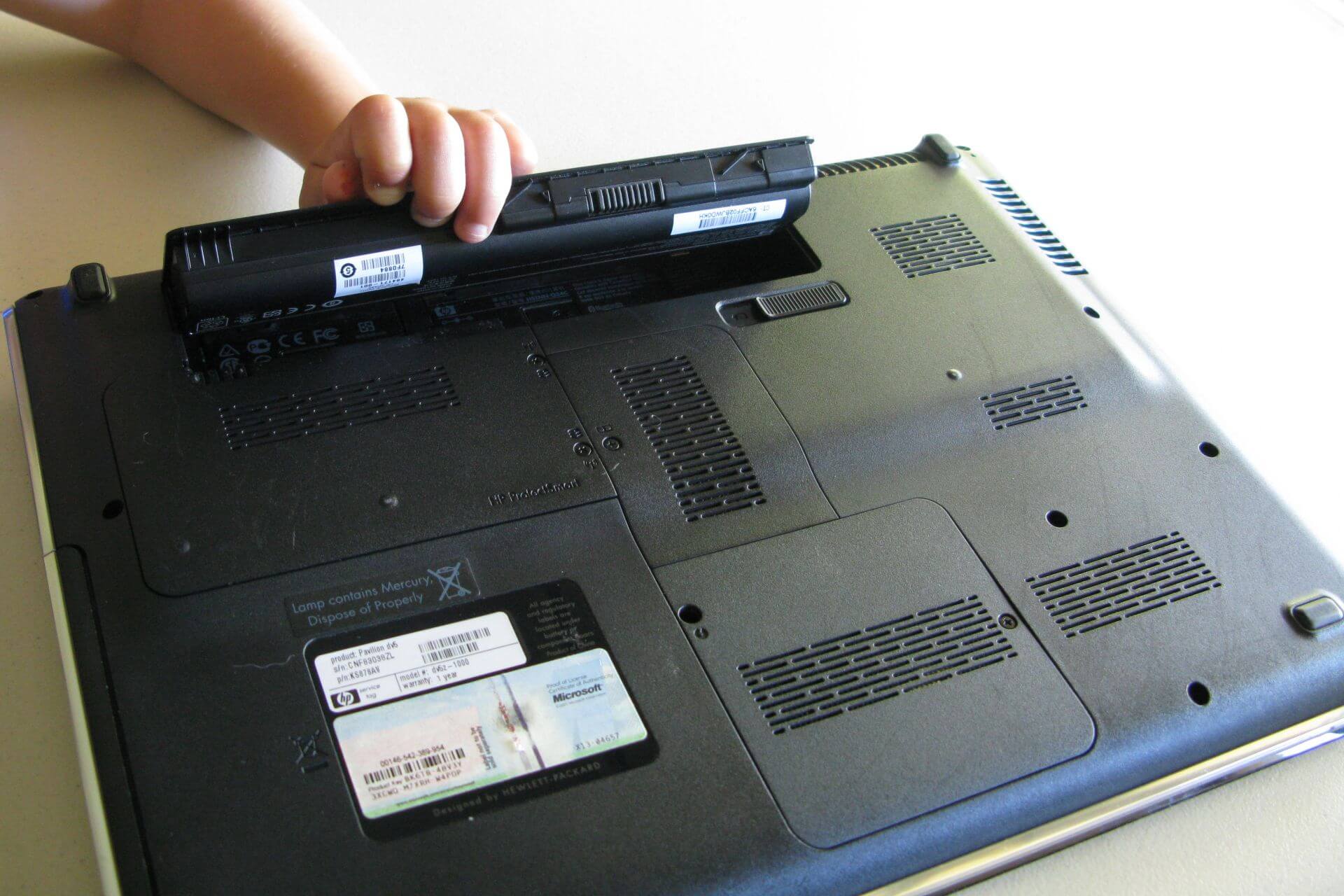 How to Charge a Laptop Battery Manually Without a Charger